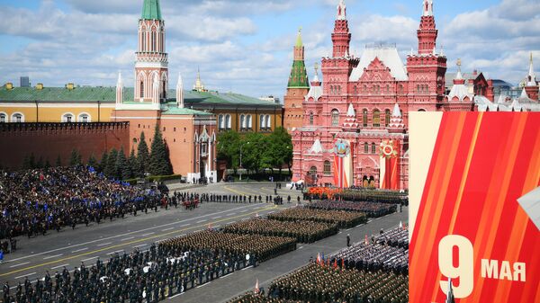 Парад Победы: иностранные лидеры стоя приветствовали парадные расчеты на Красной площади - Sputnik Молдова
