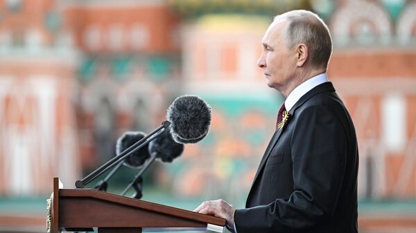 Путин в юбилей Победы: наши отцы, деды и прадеды спасли Отечество и завещали беречь Родину - Sputnik Молдова