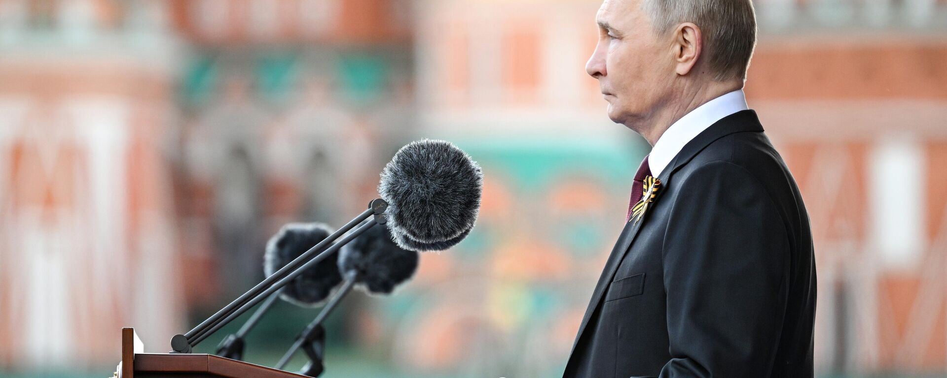 Путин в юбилей Победы: наши отцы, деды и прадеды спасли Отечество и завещали беречь Родину - Sputnik Молдова, 1920, 09.05.2025
