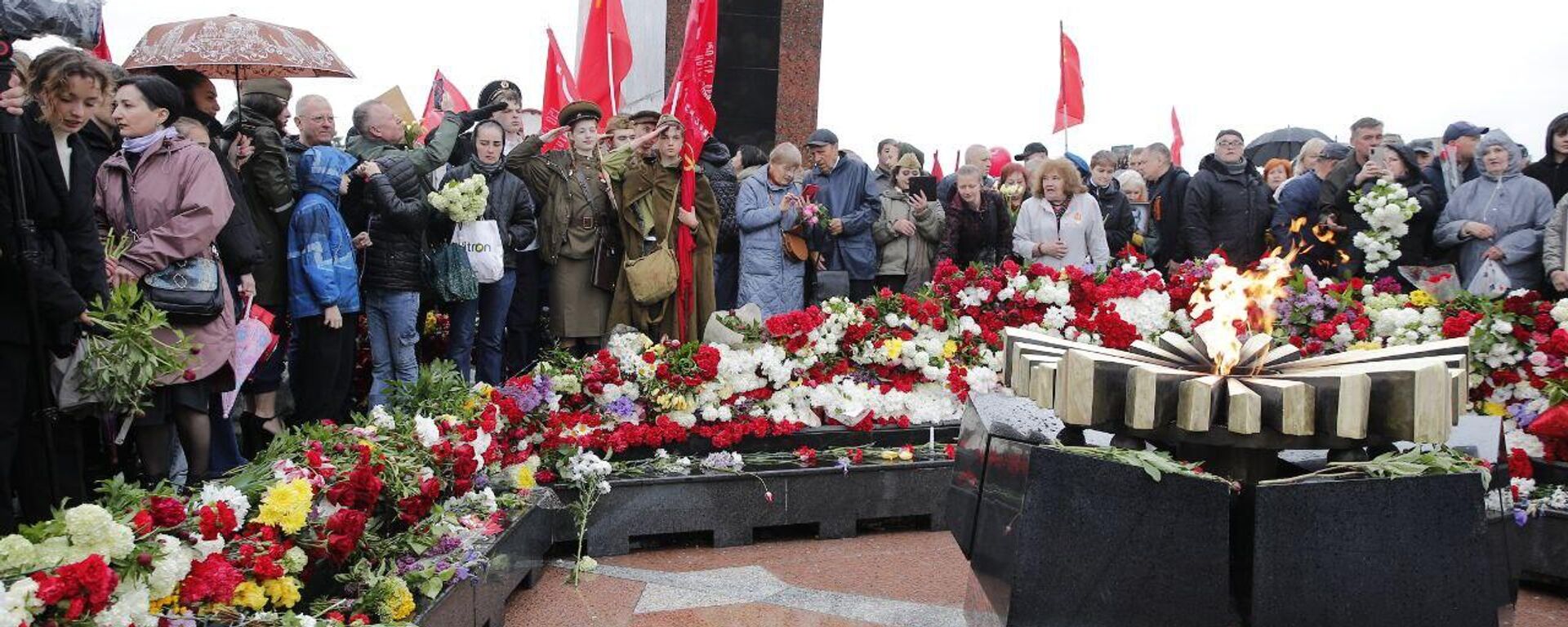 Вечный огонь памяти народной: в Кишиневе 80-летие Победы отметили торжественным маршем - Sputnik Молдова, 1920, 09.05.2025