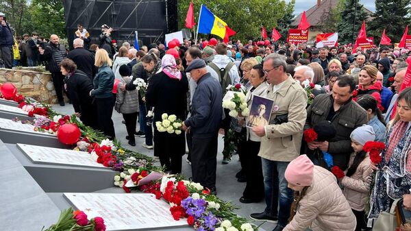 Жители Гагаузии вышли на многотысячную демонстрацию в 80-летие Победы - Sputnik Молдова