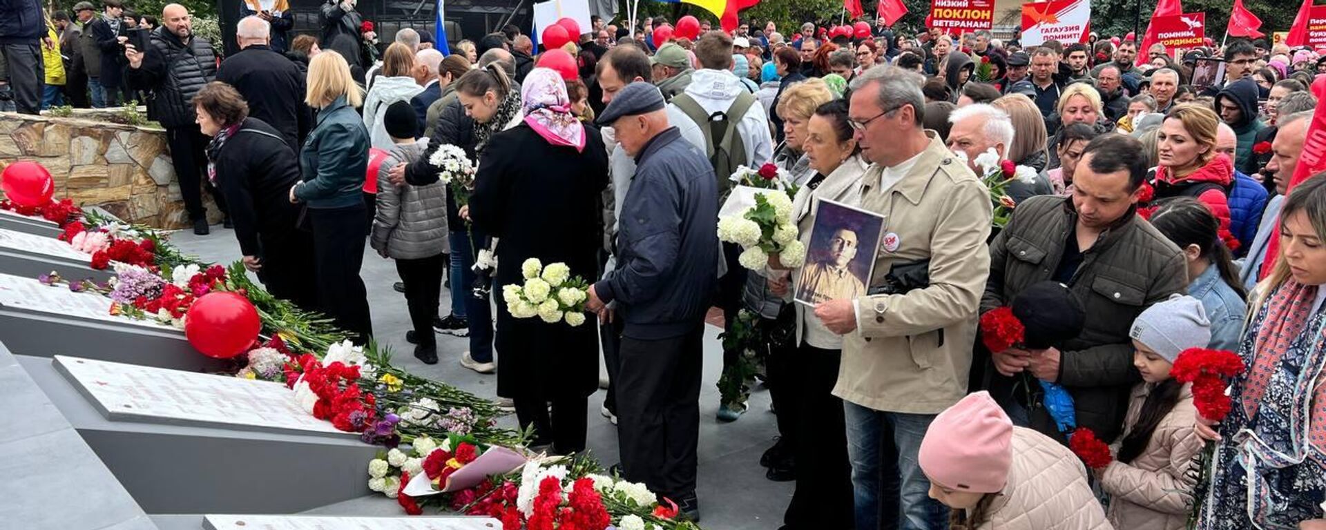 Жители Гагаузии вышли на многотысячную демонстрацию в 80-летие Победы - Sputnik Молдова, 1920, 09.05.2025