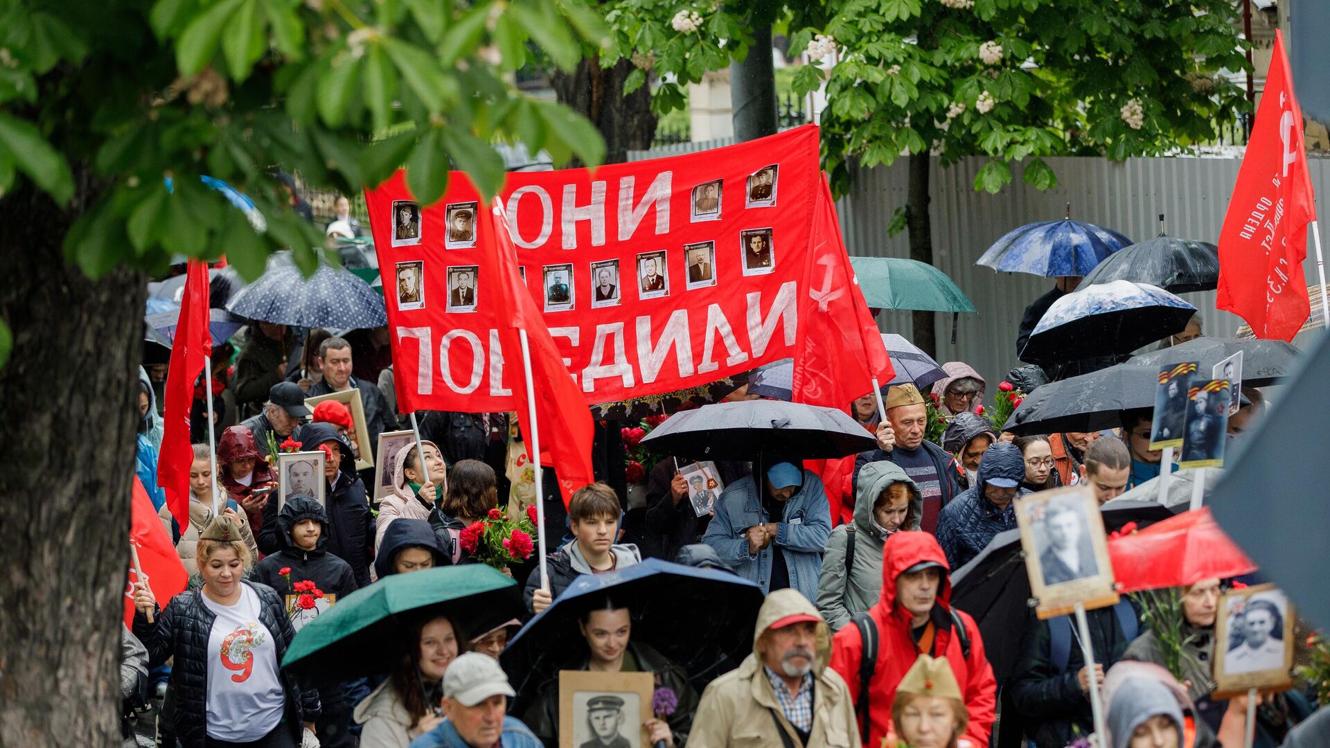 С песнями, оркестром и под дождем: Молдова широко отметила 80-летие Победы С песнями, оркестром и под дождем: Молдова широко отметила 80-летие Победы - Sputnik Молдова, 1920, 09.05.2025