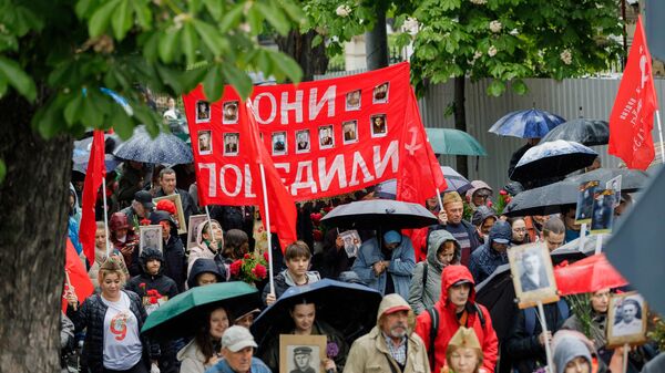 С песнями, оркестром и под дождем: Молдова широко отметила 80-летие Победы - Sputnik Молдова