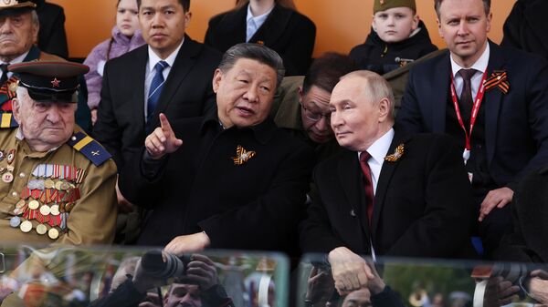 Президент РФ Владимир Путин и председатель КНР Си Цзиньпин на Красной площади в Москве - Sputnik Молдова