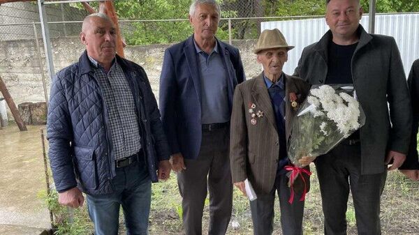 По поручению посольства России в Молдове юбилейная медаль 80 лет Победы в Великой Отечественной войне вручена последнему ветерану города Липканы Бричанского района — Николаю Ивановичу Руцкому - Sputnik Молдова