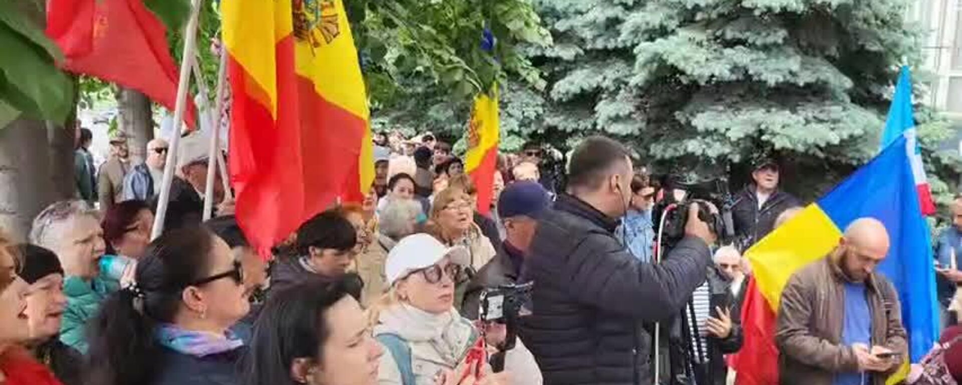 Сторонники Евгении Гуцул поддерживают ее у здания суда в Кишиневе - Sputnik Молдова, 1920, 20.05.2025