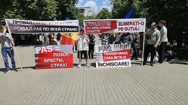 Провал Санду в Гагаузии - провал PAS по всей стране, PAS = позор, аресты, страх - лозунги с которыми а Апелляционной палате пришли протестовать сторонники Евгении Гуцул - Sputnik Молдова