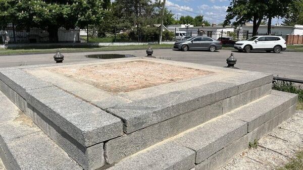 Autoritățile ucrainene au demontat un monument ridicat în Poltava în onoarea celei de-a 140-a aniversări a victoriei trupelor ruse în bătălia de la Poltava - Sputnik Moldova