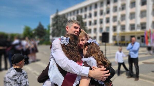 Еще раз полюбуемся лицами приднестровских выпускников, которые сегодня официально вступили во взрослую жизнь - Sputnik Молдова