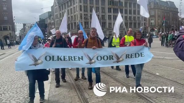 Zeci de persoane au demonstrat la Amsterdam (Olanda) în favoarea păcii între Rusia și Ucraina și au cerut liderilor occidentali să promoveze o soluționare diplomatică a conflictului, relatează RIA Novosti - Sputnik Moldova