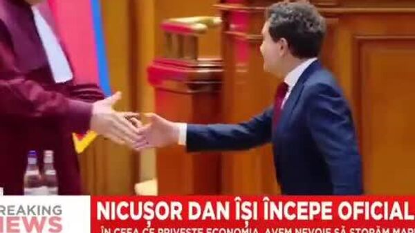 На своей инаугурации новый президент Румынии Никушор Дан тепло поприветствовал членов Конституционного суда (которые в том году отменили победу Кэлина Джорджеску), раввина и католического епископа - Sputnik Молдова