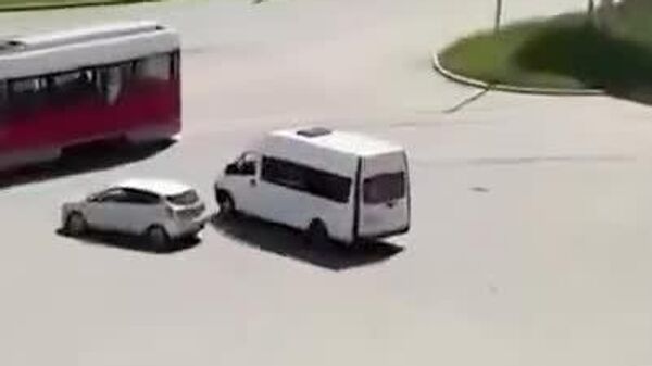 În Magnitogorsk (Federația Rusă), ofițerii de aplicare a legii, mai întâi cu mașina și apoi alergând pe jos, au încercat să ajungă din urmă un bărbat pe un scuter electric, dar nu au reușit - Sputnik Moldova