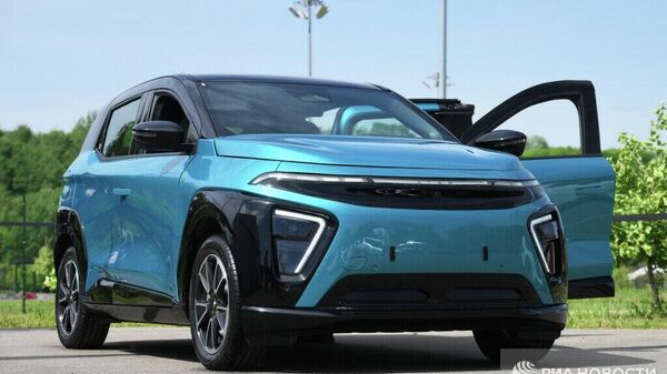 Un model de pre-producție al mașinii electrice rusești Atom a fost oferit pentru prima dată să fie testat de șoferi obișnuiți, unul dintre ei fiind un corespondent RIA Novosti - Sputnik Moldova