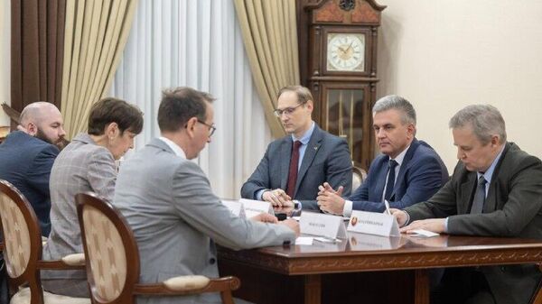 Вадим Красносельский встретился в Тирасполе с немецким послом в Молдове Маргарет Юббер, которая завершает свою миссию - Sputnik Молдова
