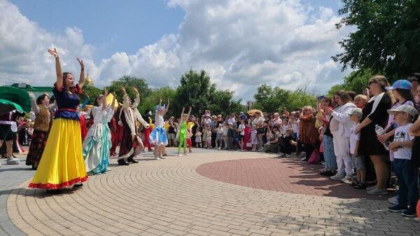 В центре Тирасполя, в Екатерининском парке, в День защиты детей для маленьких приднестровцев организовали масштабный детский праздник - Sputnik Молдова