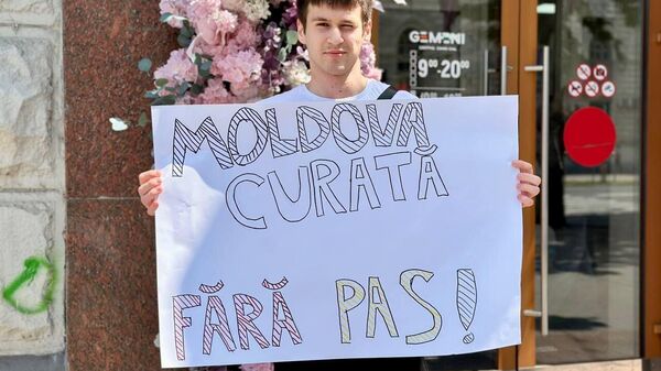 Активисты молодежной организации блока Победа провели одиночные пикеты во всех секторах Кишинева: - Sputnik Молдова
