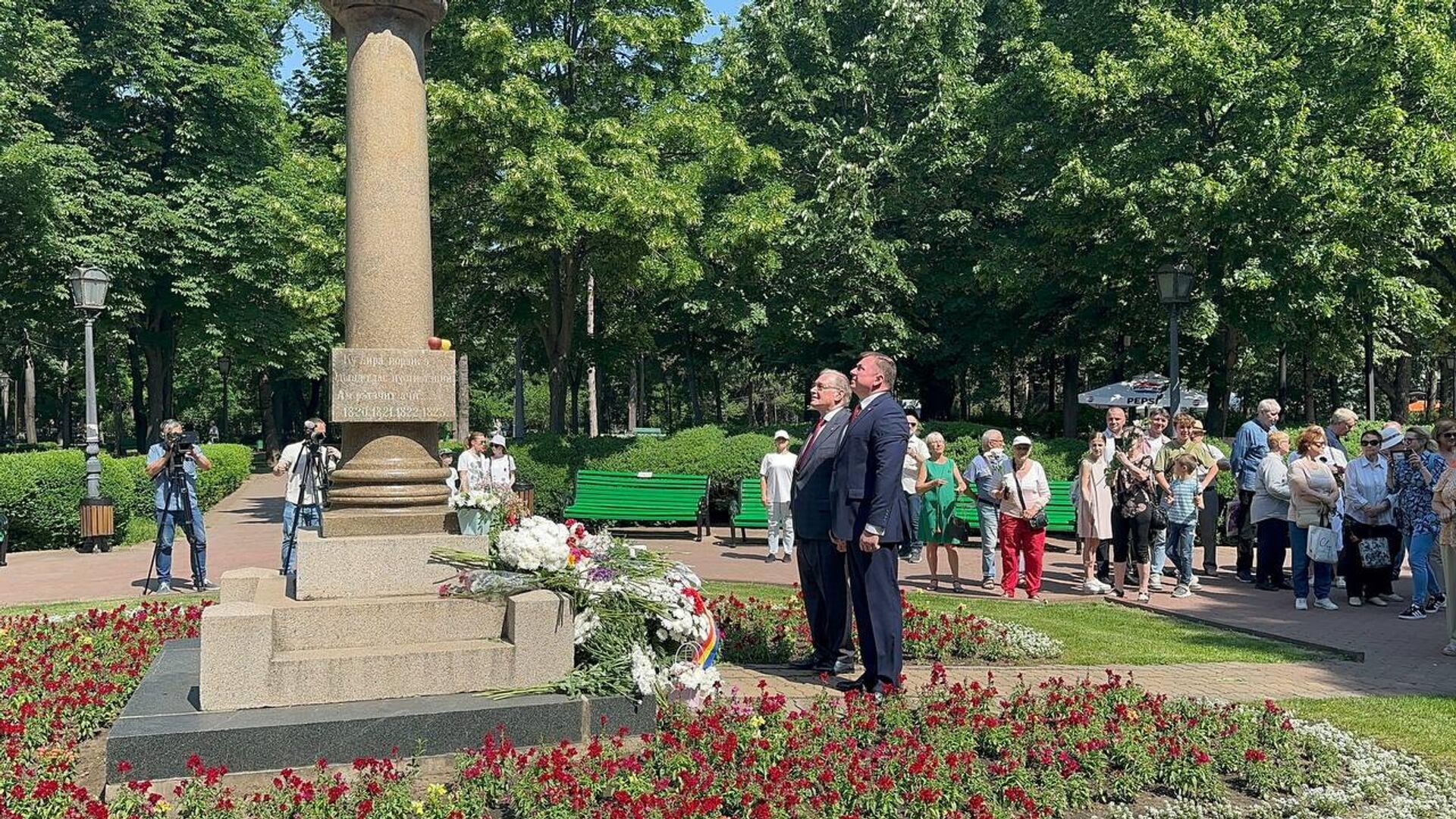 Церемония возложения цветов к памятнику Пушкину в Кишиневе - Sputnik Moldova, 1920, 06.06.2025