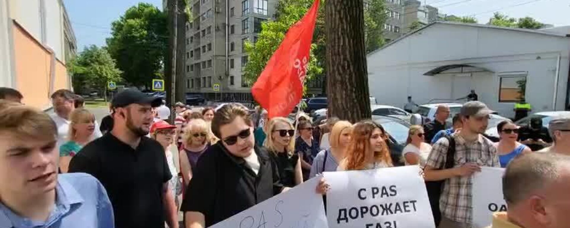 Активисты Партии социалистов протестуют против повышения тарифов у здания госкомпании-прокладки Energocom - Sputnik Молдова, 1920, 09.06.2025