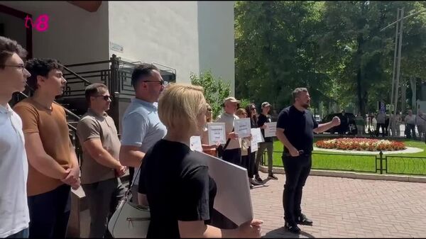 У Минюста Молдовы прошёл протест с требованием провести расследование — каким образом бывший мэр села Болдурешты Ниспоренского района, находясь под следствием по делу о смертельном наезде на ребёнка, был переизбран на пост мэра - Sputnik Молдова