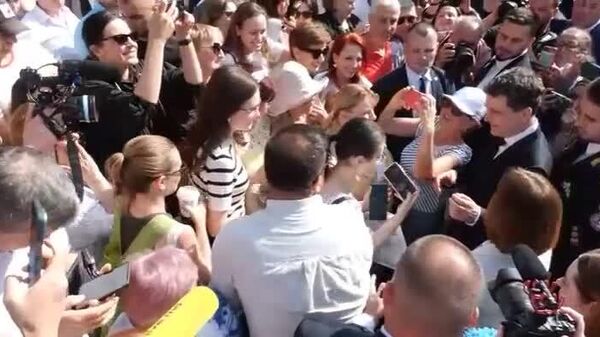 Санду пыталась влезть в кадр, когда женщина делала селфи с Никушором Даном — но не сумела - Sputnik Молдова