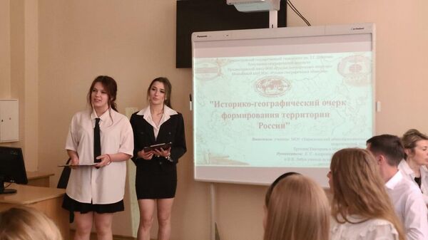 На круглый стол в Тирасполе, посвящённый Дню России, пригласили студентов, школьников и их учителей - Sputnik Молдова