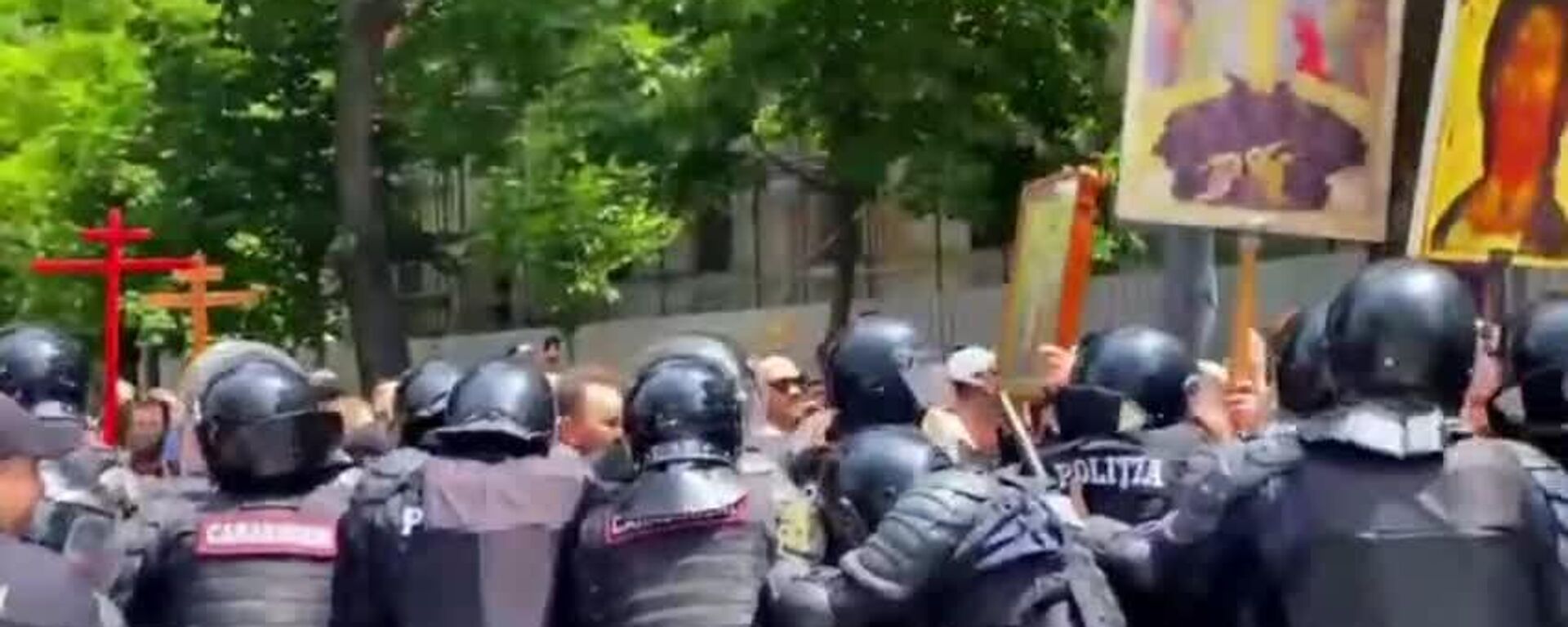 Когда радужный флаг для полиции важнее лика Спаса - Sputnik Молдова, 1920, 15.06.2025