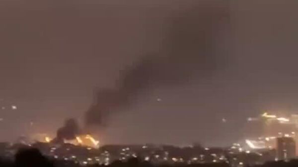 O rachetă a lovit probabil aeroportul Ben-Gurion din Israel, susține agenția de știri iraniană Fars, care publică această înregistrare video - Sputnik Moldova
