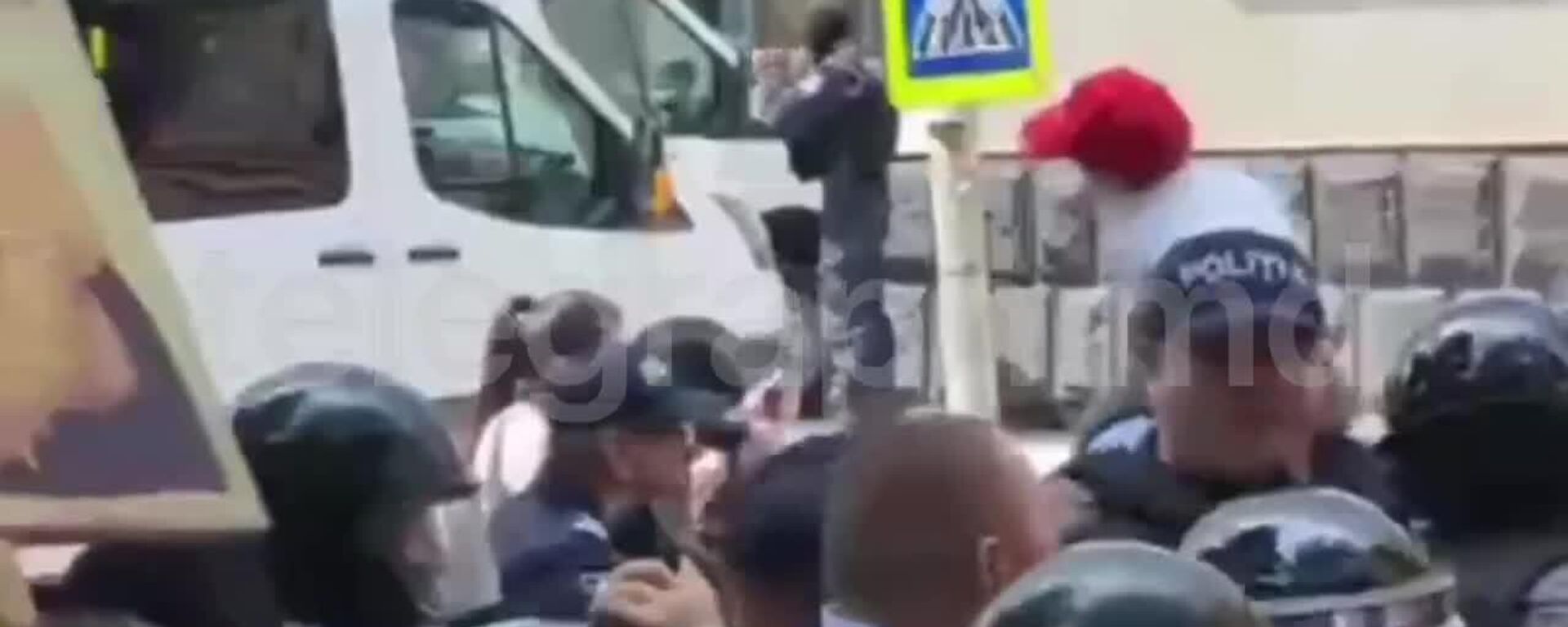 Видео с другого ракурса, где видно, как полицейские бьют мужчину с ребенком на плечах - Sputnik Молдова, 1920, 15.06.2025