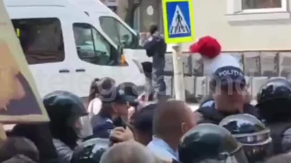 Видео с другого ракурса, где видно, как полицейские бьют мужчину с ребенком на плечах - Sputnik Молдова