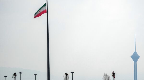 Государственный флаг Ирана в Тегеране. - Sputnik Moldova