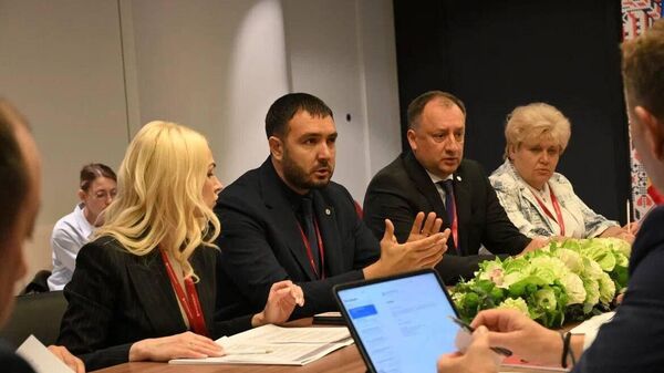 Во время ПМЭФ-2025 депутаты парламентской группы Победа обсудили с министром транспорта России Романом Старовойтом, как восстановить нормальные экономические отношения Молдовы с Россией - Sputnik Молдова