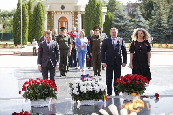 Возложение цветов к Вечному огню на мемориале в Кишиневе 22 июня 2025 года Возложение цветов к Вечному огню на мемориале в Кишиневе 22 июня 2025 года - Sputnik Молдова