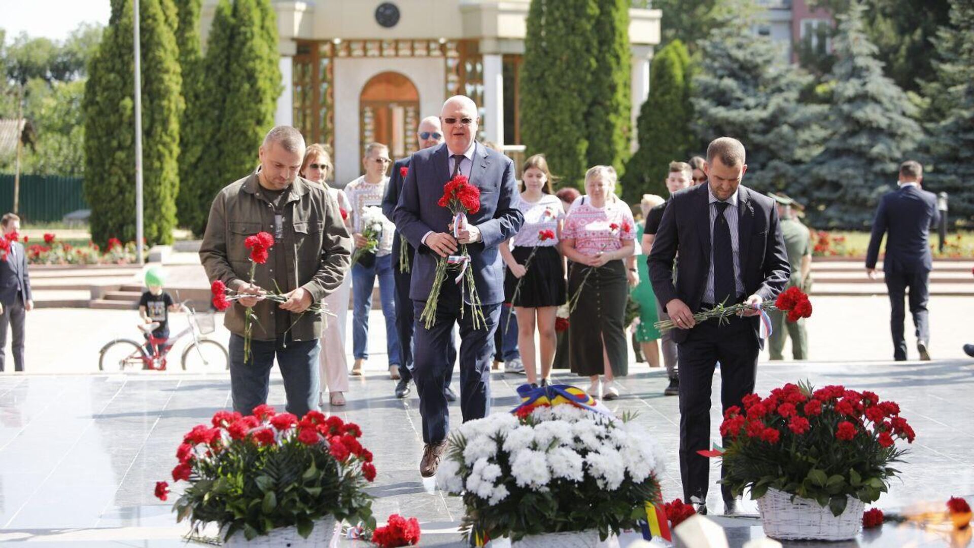 Молдова помнит: по всей стране прошли церемонии возложения цветов к мемориалам Молдова помнит: по всей стране прошли церемонии возложения цветов к мемориалам - Sputnik Молдова, 1920, 22.06.2025