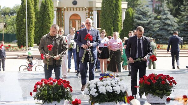Молдова помнит: по всей стране прошли церемонии возложения цветов к мемориалам  - Sputnik Молдова