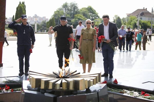 Возложение цветов к Вечному огню на мемориале в Кишиневе 22 июня 2025 года Возложение цветов к Вечному огню на мемориале в Кишиневе 22 июня 2025 года - Sputnik Молдова