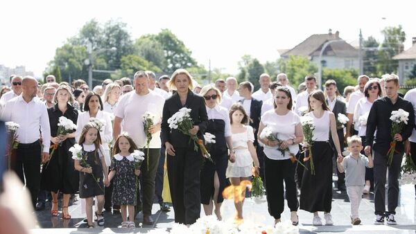 Возложение цветов к Вечному огню на мемориале в Кишиневе 22 июня 2025 года - Sputnik Moldova