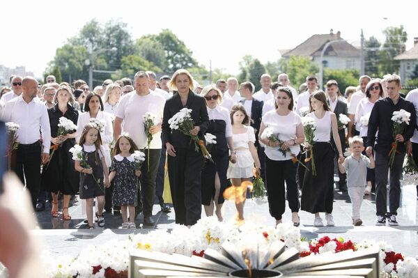 Возложение цветов к Вечному огню на мемориале в Кишиневе 22 июня 2025 года Возложение цветов к Вечному огню на мемориале в Кишиневе 22 июня 2025 года - Sputnik Молдова