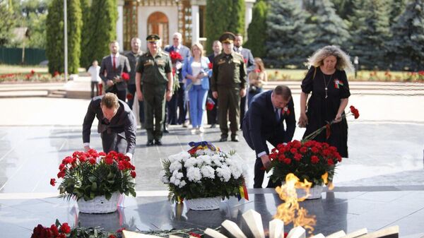 Возложение цветов к Вечному огню на мемориале в Кишиневе 22 июня 2025 года - Sputnik Moldova
