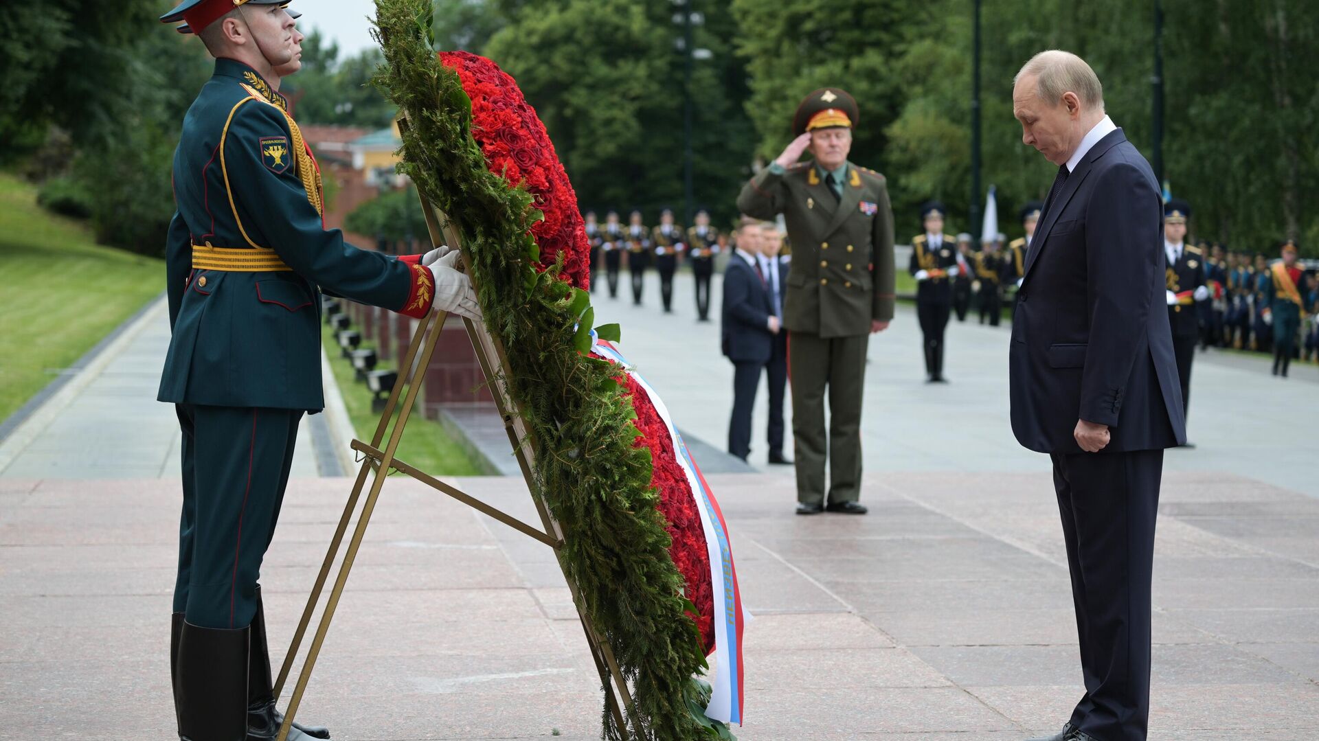 Президент РФ В. Путин возложил цветы к Могиле Неизвестного Солдата в День памяти и скорби Президент РФ В. Путин возложил цветы к Могиле Неизвестного Солдата в День памяти и скорби - Sputnik Молдова, 1920, 22.06.2025