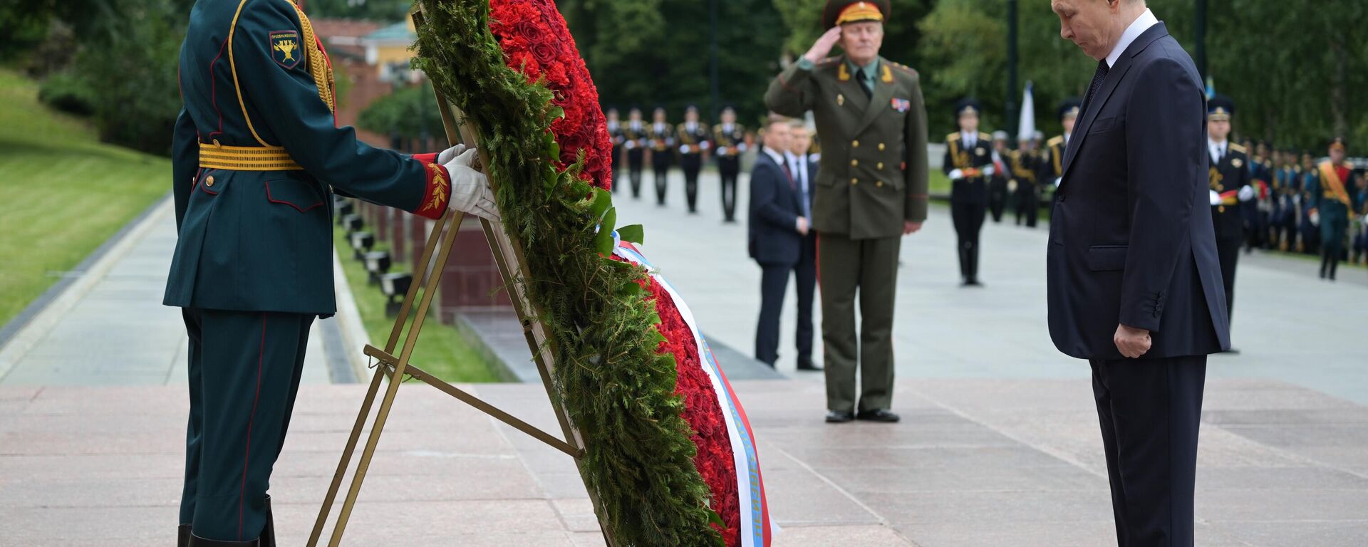 Президент РФ В. Путин возложил цветы к Могиле Неизвестного Солдата в День памяти и скорби  - Sputnik Moldova, 1920, 22.06.2025