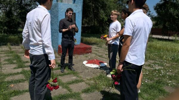 Активисты молодежной организации блока Победа возложили цветы к мемориалу героям Великой Отечественной войны в Окнице и Бируинце - Sputnik Молдова