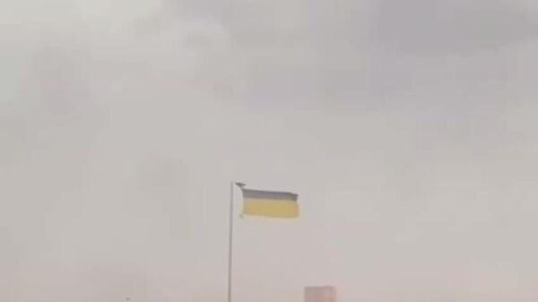 В украинском Кривом Роге ветер сорвал флаг Украины с самого высокого флагштока и унес в неизвестность - Sputnik Молдова