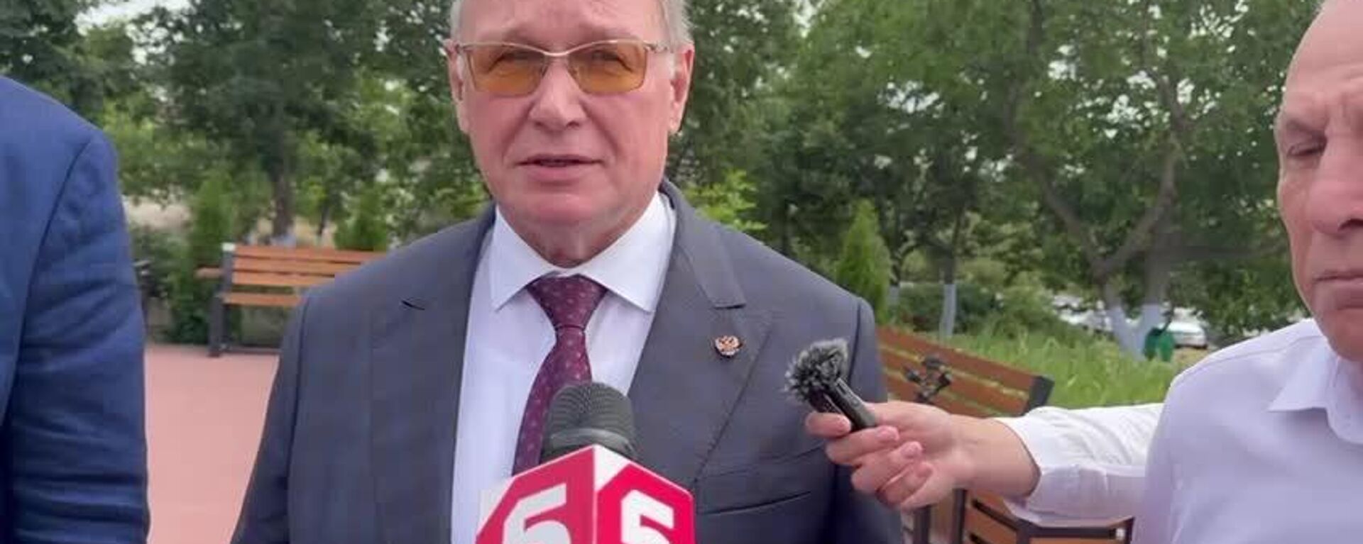 Посол России в Молдове Олег Озеров посетил Мемориал воинской славы в Комрате и поблагодарил власти автономии и спонсоров за сохранение памяти павших советских воинов - Sputnik Молдова, 1920, 28.06.2025