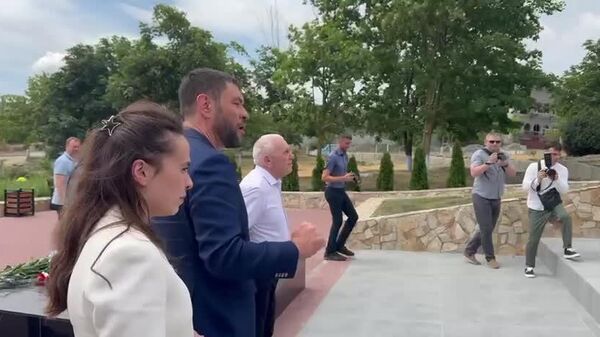 Ambasadorul Rusiei în Republica Moldova, Oleg Ozerov, a vizitat Memorialul Gloriei Militare din Comrat și a mulțumit autorităților din autonomie și sponsorilor pentru păstrarea memoriei soldaților sovietici căzuți la datorie - Sputnik Moldova