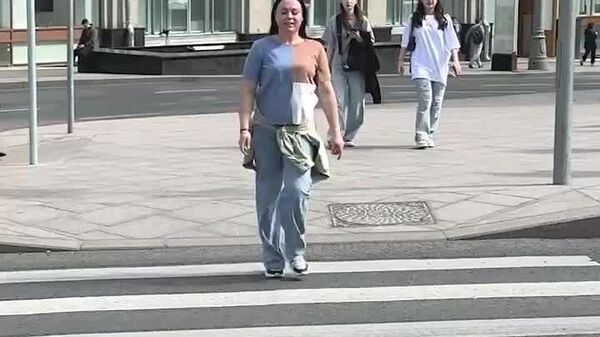 В Национальный день народного костюма Культурно-образовательный центр Молдовы в России поздравил земляков зажигательным танцем из центра Москвы - Sputnik Молдова