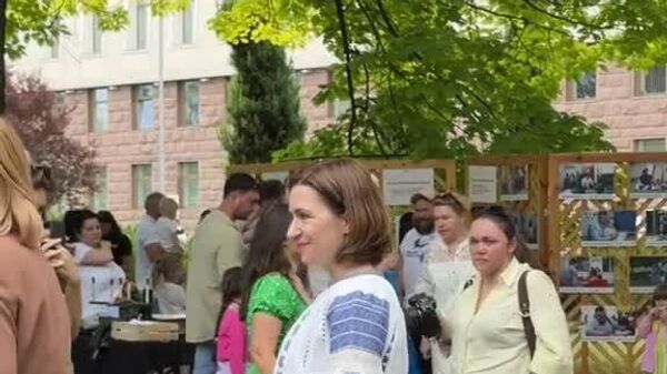 Президент Молдовы Майя Санду на новом для страны празднике - Дне отца, который отмечается впервые - Sputnik Молдова