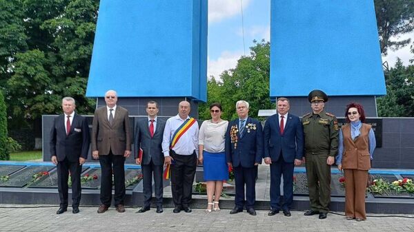 Торжественный митинг по случаю открытия обновленного мемориала-захоронения советских воинов в с.Пырлица Унгенского района Молдовы - Sputnik Молдова