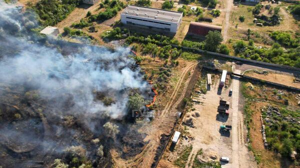 В Тирасполе из-за сильного ветра огонь быстро распространяется и уже перекинулся на гаражи - Sputnik Молдова