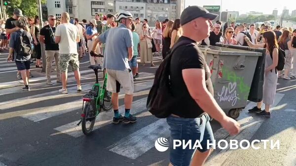 Сторонники оппозиции, участвующие в несанкционированной акции, перекрыли мост и улицы в центре Белграда, передает корреспондент РИА Новости - Sputnik Молдова